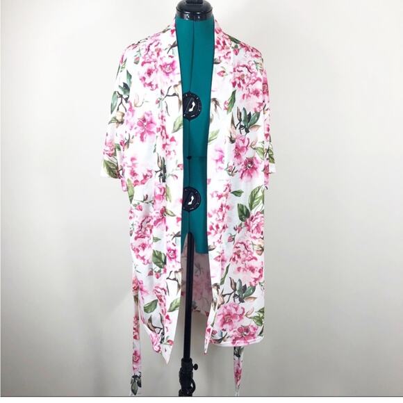 Show me your mumu Brie robe in white and pink floral print - Picture 1 of 8